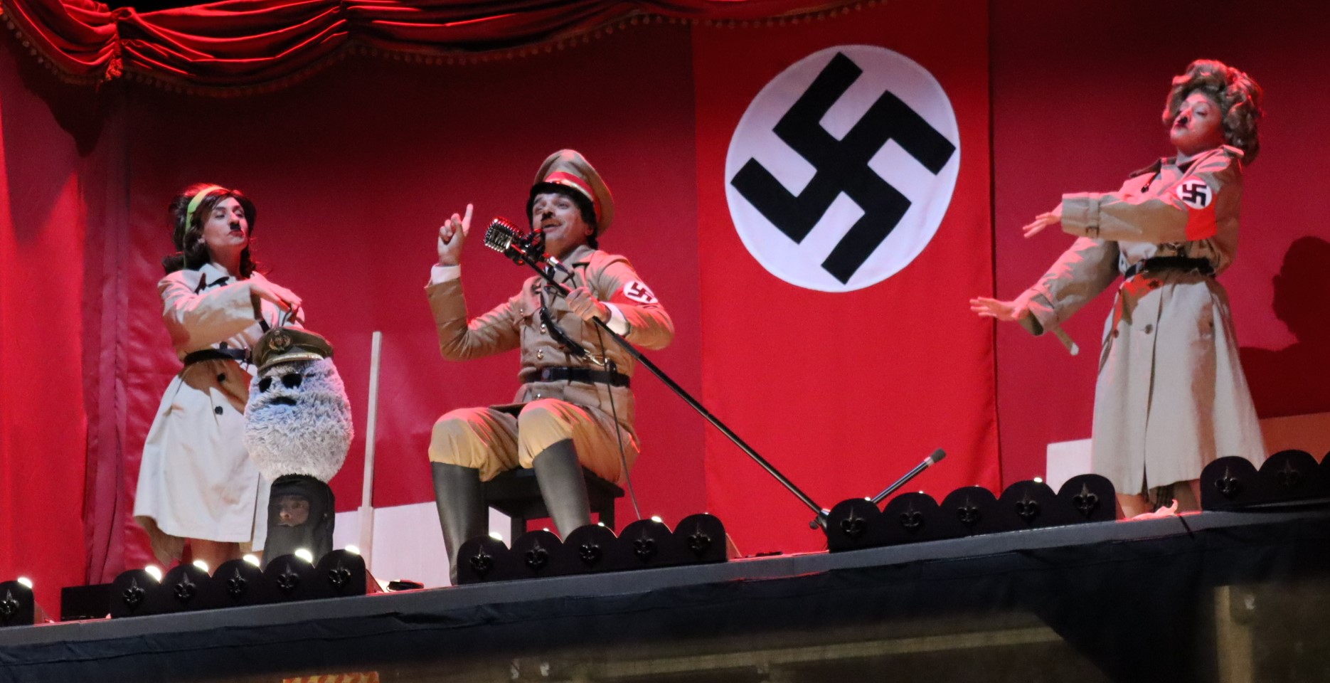 Ruth Sánchez, Rubén Darío y Marta Viera en el número musical que abre el montaje (1)